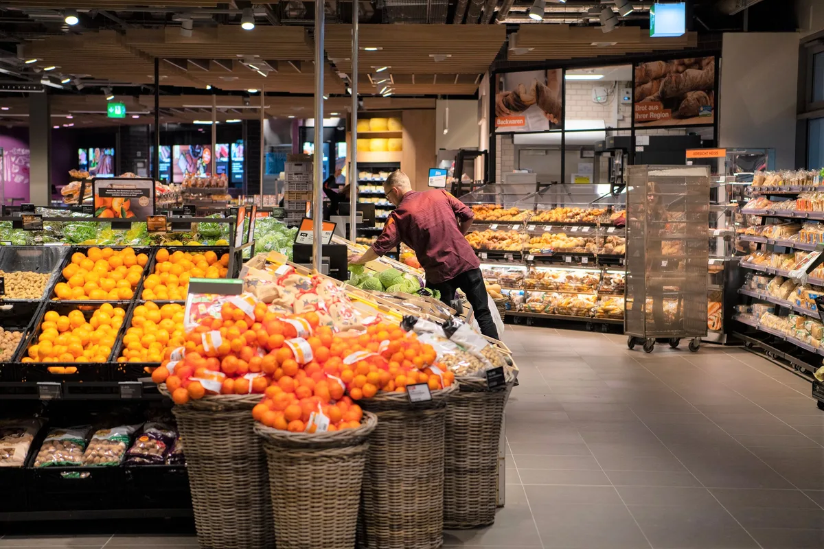 Migros und Aldi merken, dass der tiefe Preis bei der Kundschaft immer mehr eine Rolle spielt.#ffffff#666666 Shopping Bilanz Supermarkt